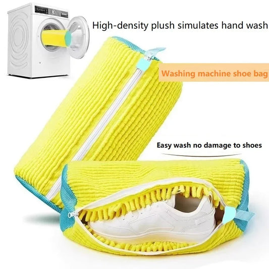 Yellow shoe bag with blue zipper being used to wash a white shoe inside a washing machine, with text indicating it simulates hand washing and is easy on shoes.